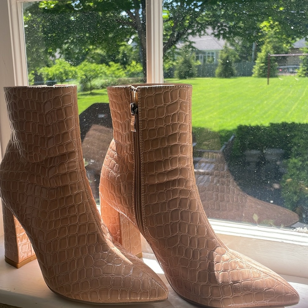 SHEIN Tan Heeled Boots with Textured Design (size 8)